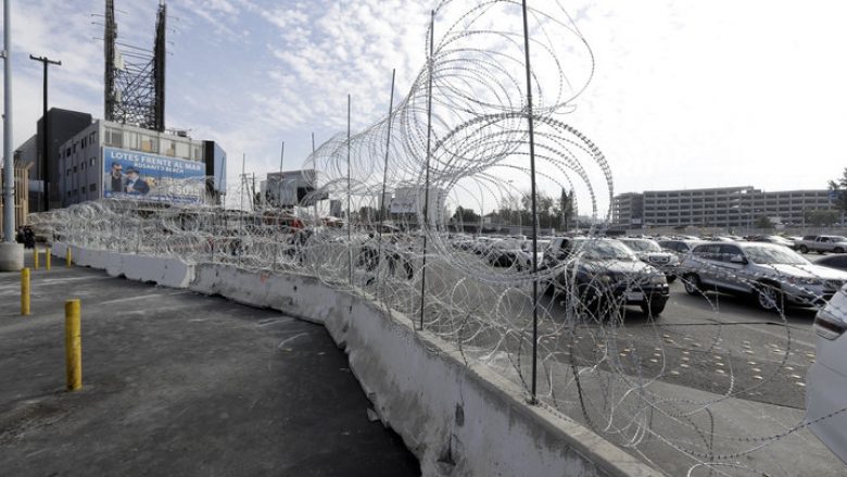 Meksikanët po i vjedhin rrethojat në kufirin me SHBA-në, duke i përdorur ato për shtëpitë e tyre!