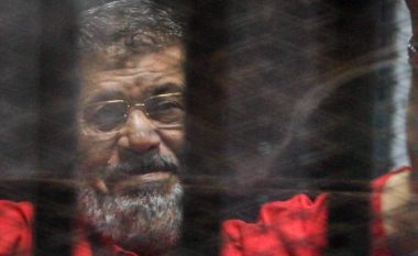 Mohamed Morsi, prapaskenat e ditëve të fundit të presidentit të parë të zgjedhur në mënyrë demokratike në Egjipt (Video)