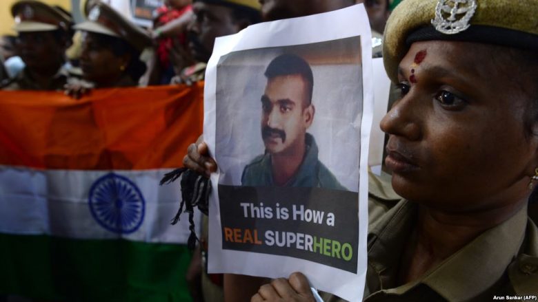 Piloti i kapur nga Pakistani kthehet në Indi