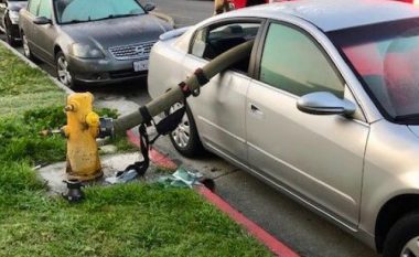 Parkoi veturën pranë një hidranti, zjarrfikësit “i dhanë një mësim të mirë” (Foto)