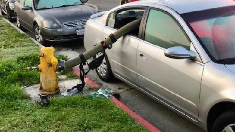 Parkoi veturën pranë një hidranti, zjarrfikësit “i dhanë një mësim të mirë” (Foto)