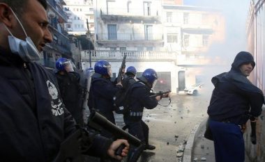 Qindra mijëra protestues në rrugët e Algjerisë, policia përdori edhe plumba të gomës dhe gaz lotsjellës (Video)