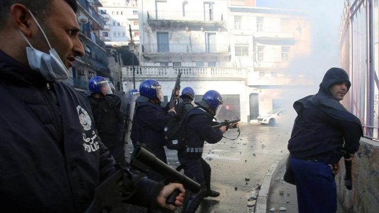 Qindra mijëra protestues në rrugët e Algjerisë, policia përdori edhe plumba të gomës dhe gaz lotsjellës (Video)