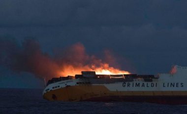 Përfshihet nga flakët, fundoset anija italiane – shpëtohet ekuipazhi (Video)