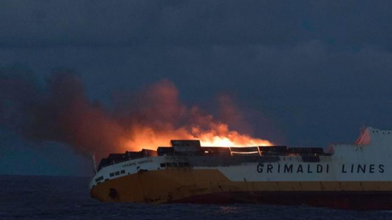 Përfshihet nga flakët, fundoset anija italiane – shpëtohet ekuipazhi (Video)