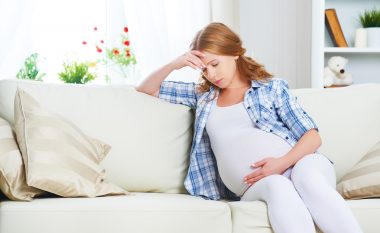 Dhembja e kokës gjatë shtatzënisë: Shkaktarët dhe shërimi