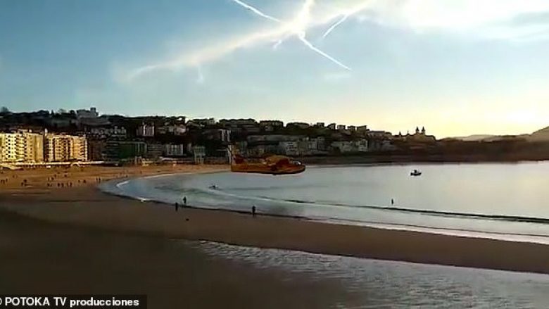 Aeroplani fluturoi shumë afër pushuesve të plazhit, mblodhi ujë për të shuar një zjarr në afërsi (Video)