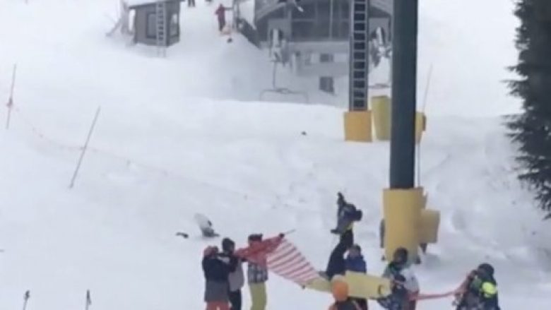 Aksioni shpejtë i një grupi të fëmijëve, shpëtoi skiatorin që po binte prej teleferiku (Video)