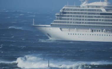 Anija norvegjeze që u dëmtua gjatë lundrimit, ka arritur në port pas intervenimit për shpëtim (Video)