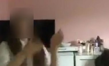 Arrest për adoleshentet që i mbytën mizorisht dy mace, duke i hedhur për tavani (Video)
