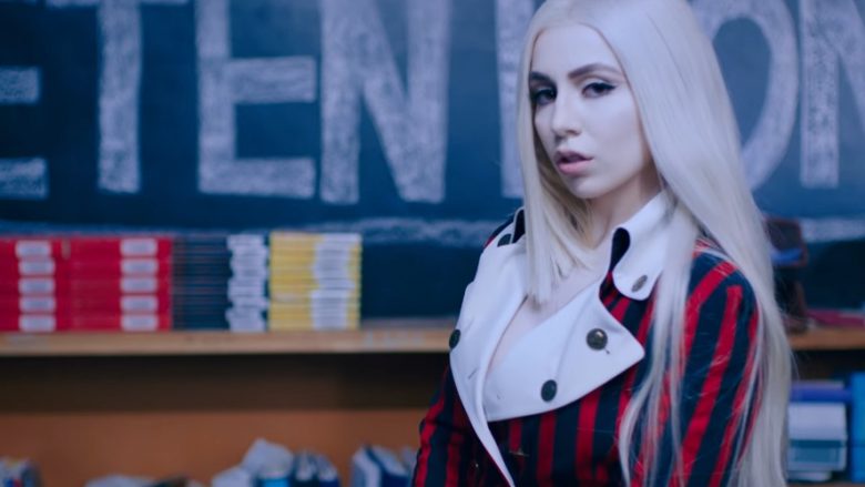 Shqiptarja e famshme Ava Max publikon këngën e re “So am I”