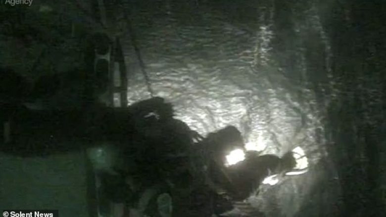 Barka iu fundos 40 kilometra larg bregut, peshkatari u shpëtua pas një ore nga helikopteri (Video)