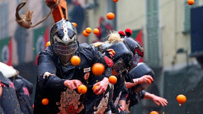 “Lufta e Portokalleve” në Itali, tradita që daton nga Mesjeta