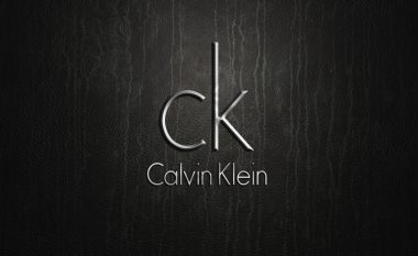 E papritur: Calvin Klein ndërpret prodhimin e koleksioneve luksoze dhe kalon në gardërobë të zakonshme