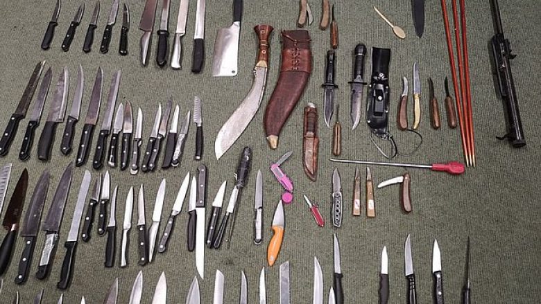 Brenda shtatë ditëve të amnistisë, në Britani të Madhe u grumbullua numër enorm i thikave (Foto)
