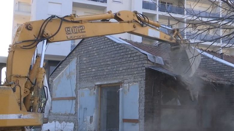 Rrënohen lokalet në qendër të Deçanit, pronarët të mllefosur (Video)