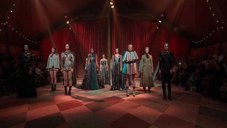 15 veshje absolutisht fantastike nga sfilata e Dior në Dubai (Foto)