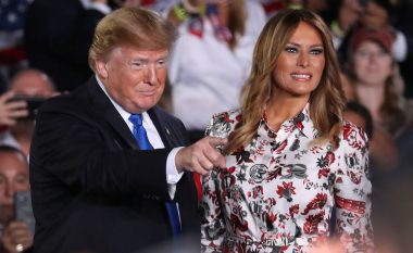 Trump reagon ndaj spekulimeve se Melania përdor një zëvendësuese: I edituan fotografitë për të nxitur teori konspirative