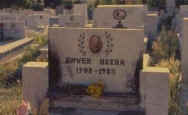 Njëzetë roje të varrit të Enver Hoxhës, përfunduan në Psikiatri: Dëgjonim zhurma, ulërima, britma...!?