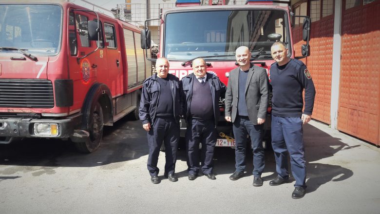 “Viva Fresh Store” shpërblen zjarrfikësit në Gjakovë