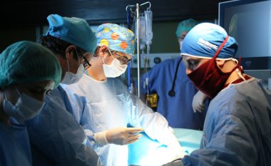 QKUK: Në Kirurgjinë Torakale një profesor i huaj po aplikon një metodë të re të operacioneve