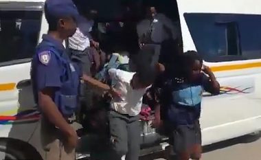 Furgoni i licencuar për 15 udhëtarë, ndalohet derisa transportonte 46 nxënës (Video)