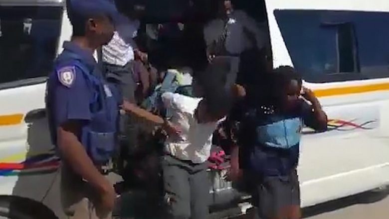 Furgoni i licencuar për 15 udhëtarë, ndalohet derisa transportonte 46 nxënës (Video)