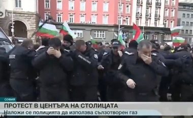 Gazin lotsjellës të hedhur mbi protestuesit, era e ka kthyer mbi policët që mbronin Qeverinë Bullgare (Video)