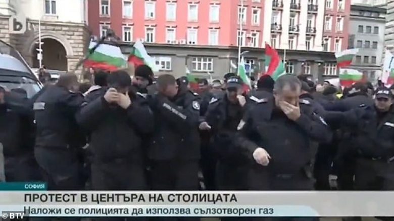 Gazin lotsjellës të hedhur mbi protestuesit, era e ka kthyer mbi policët që mbronin Qeverinë Bullgare (Video)
