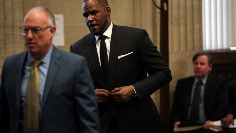 Këngëtari amerikan R-Kelly i kërkon gjyqtarit që ta lirojë, që të shkojë në koncert