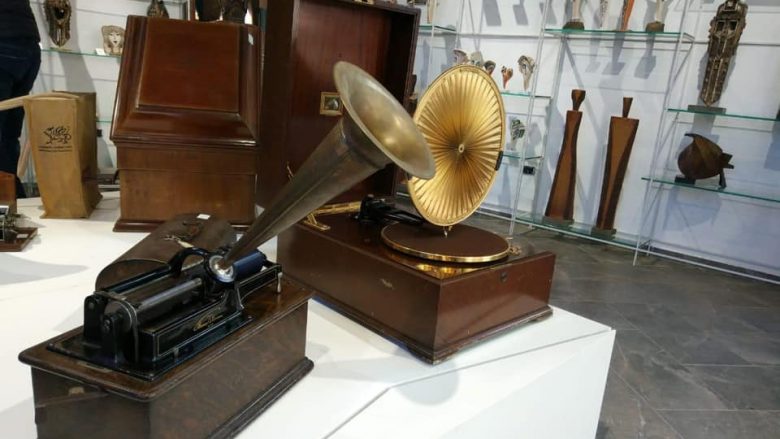 Koleksion i rrallë i gramafonave, në kalanë e Tiranës
