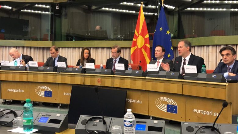 Në Strasburg miratohet dokumenti me të cilën rekomandohet fillimi i bisedimeve për anëtarësimin e Maqedonisë në BE