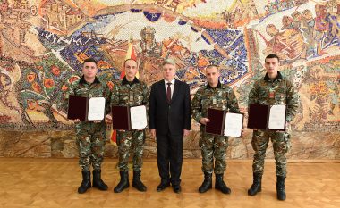 Katër ushtarë të URM-së marrin medalje për guxim për aksidentin tragjik në Llaskarcë