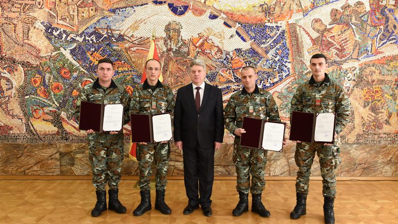 Katër ushtarë të URM-së marrin medalje për guxim për aksidentin tragjik në Llaskarcë