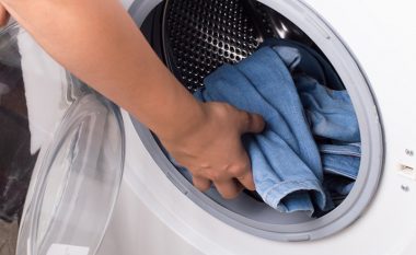 Shitësit e xhinseve zbulojnë: Kjo është mënyra më e mirë si t’i lani rrobat