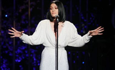 Jessie J reagon ndaj kritikëve: E di që kam celulit