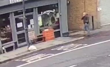 Kalimtari me fat eci poshtë një kafeneje, pak sekonda para se të rrëzohej streha mbi të (Video)