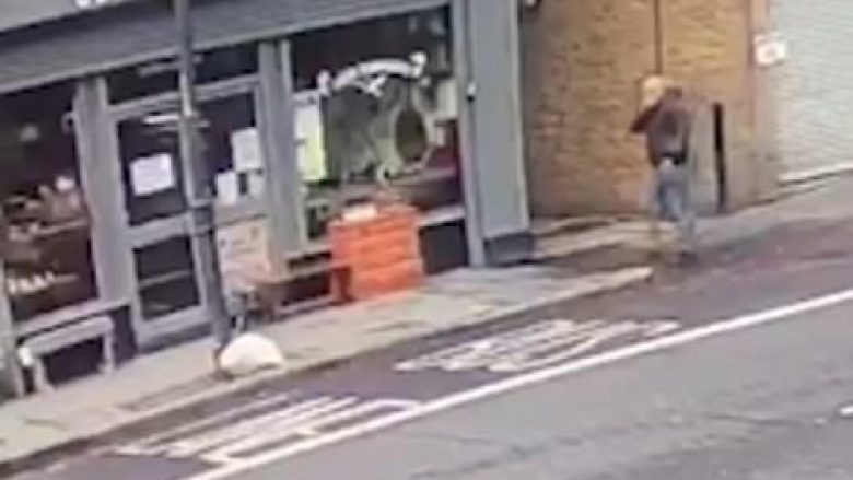 Kalimtari me fat eci poshtë një kafeneje, pak sekonda para se të rrëzohej streha mbi të (Video)
