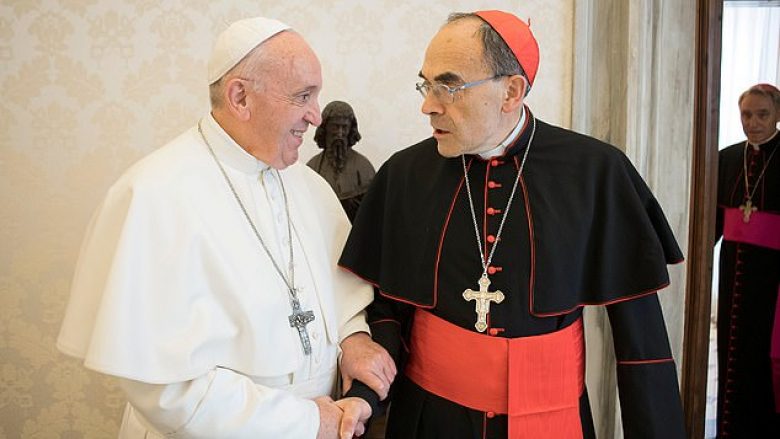 Kardinali francez që u shpall fajtor për fshehje të abuzimeve seksuale, pretendon se Papa nuk ia pranoi dorëheqjen (Foto)