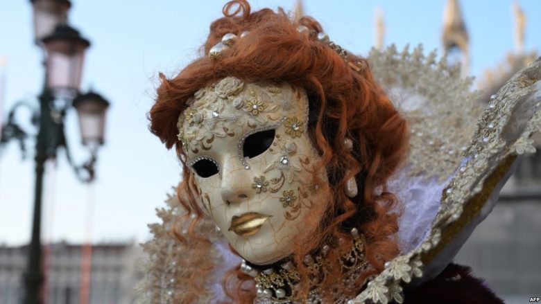 Shqiptari që krijon maska për karnavalin e Venecias