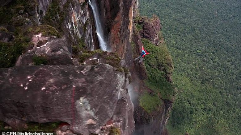 Kërcimi me parashutë nga ujëvara më e lartë në botë (Video)