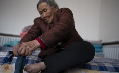 Kinezja e fundit e gjallë, që i është nënshtruar trendit mizor të ‘shputës llotus’ (Foto)