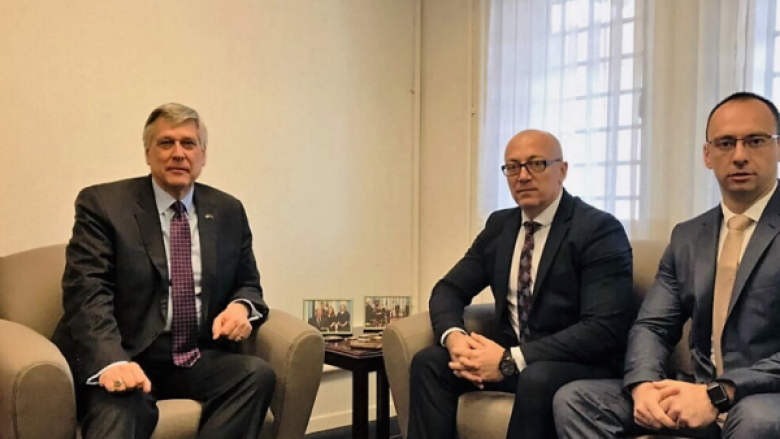 Ambasadori Kosnett i kërkon Listës Serbe, të kthehen në institucionet e Kosovës