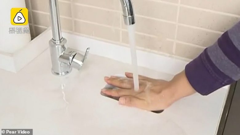 Lavamani minimal që nuk është më i madh se një shuplakë dore (Video)