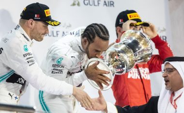 Hamilton triumfon në Bahrejn falë gabimeve dhe problemeve te Ferrari