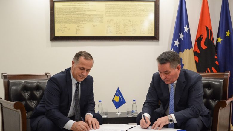 Lekaj nënshkruan marrëveshje bashkëpunimi me kryetarët e komunave të Skenderajt, Drenasit dhe Malishevës