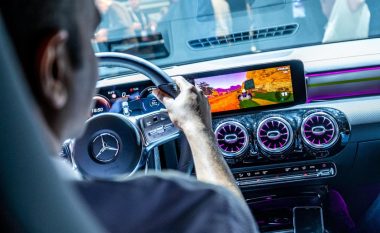 Mercedes mundëson të luhet video-lojë në veturë, duke shfrytëzuar timonin dhe pedalet (Video)