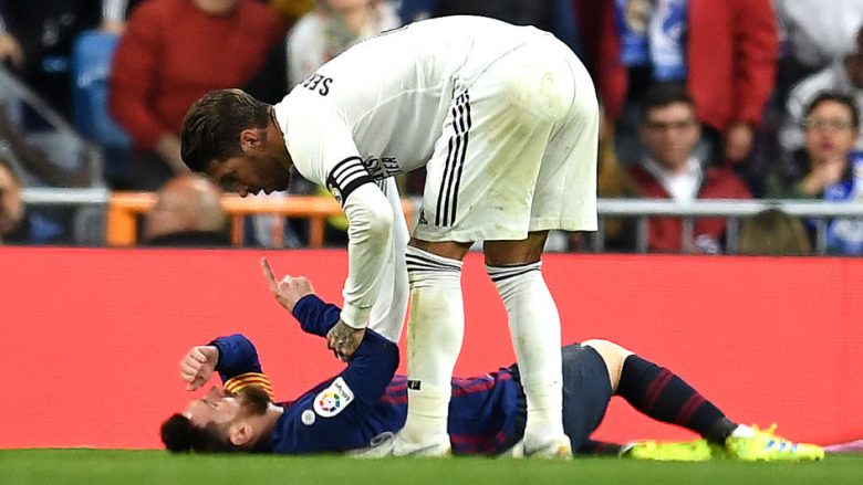 Barça e mbyll pjesën e parë me epërsi, ndërsa Messi i shtrirë në tokë nga goditja e Ramosit në fytyrë