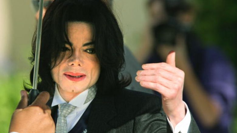 Radio stacionet po e bojkotojnë Michael Jacksonin, por këngët po i rikthehen në top listat botërore