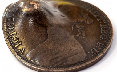 Monedha që e shpëtoi ushtarin nga plumbi në betejë, u gjet pas 100 vitesh (Foto)